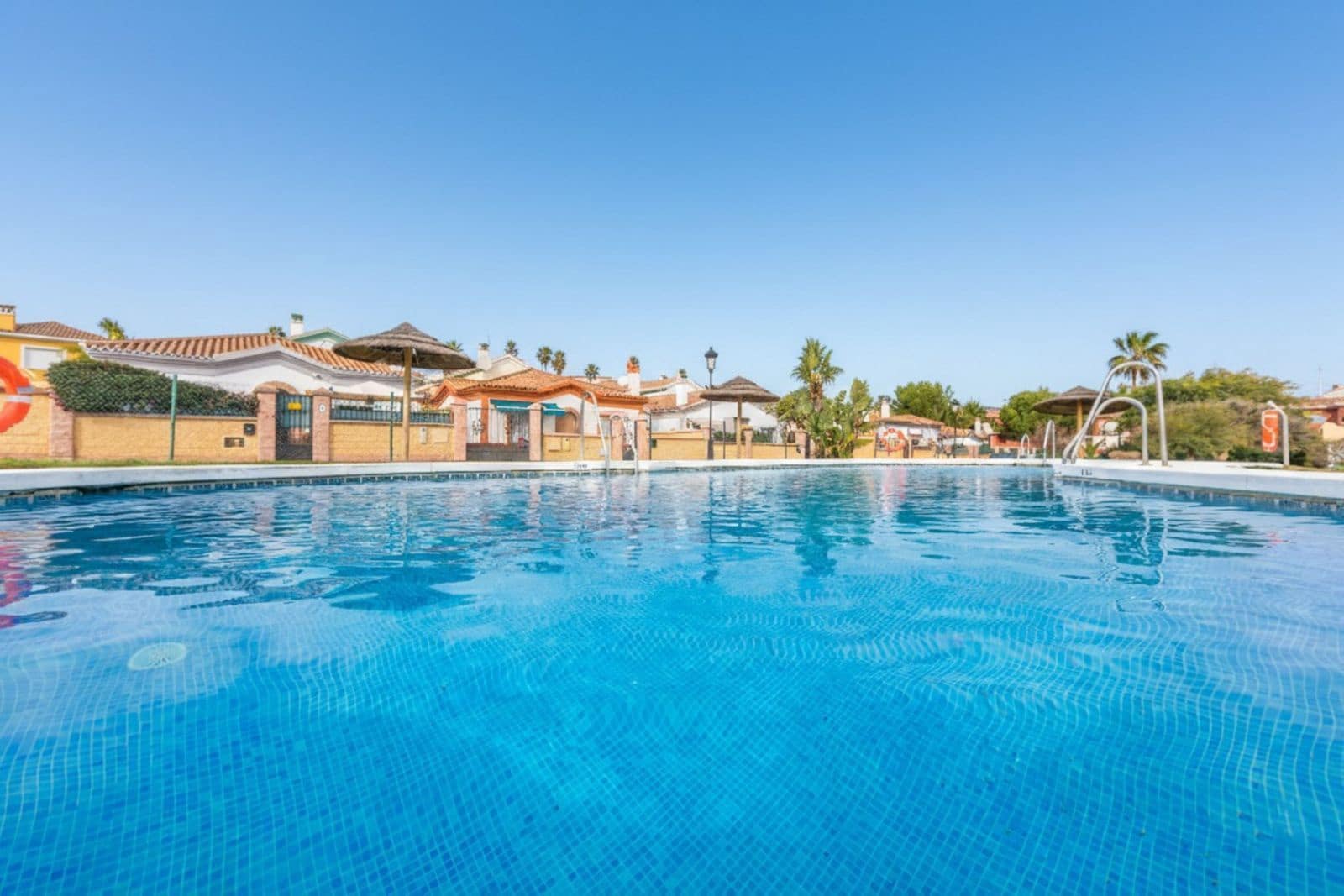 3 soverom Villa til salgs i La Duquesa / Puerto de la Duquesa med svømmebasseng garasje - € 495 000 (Ref: 9709097)