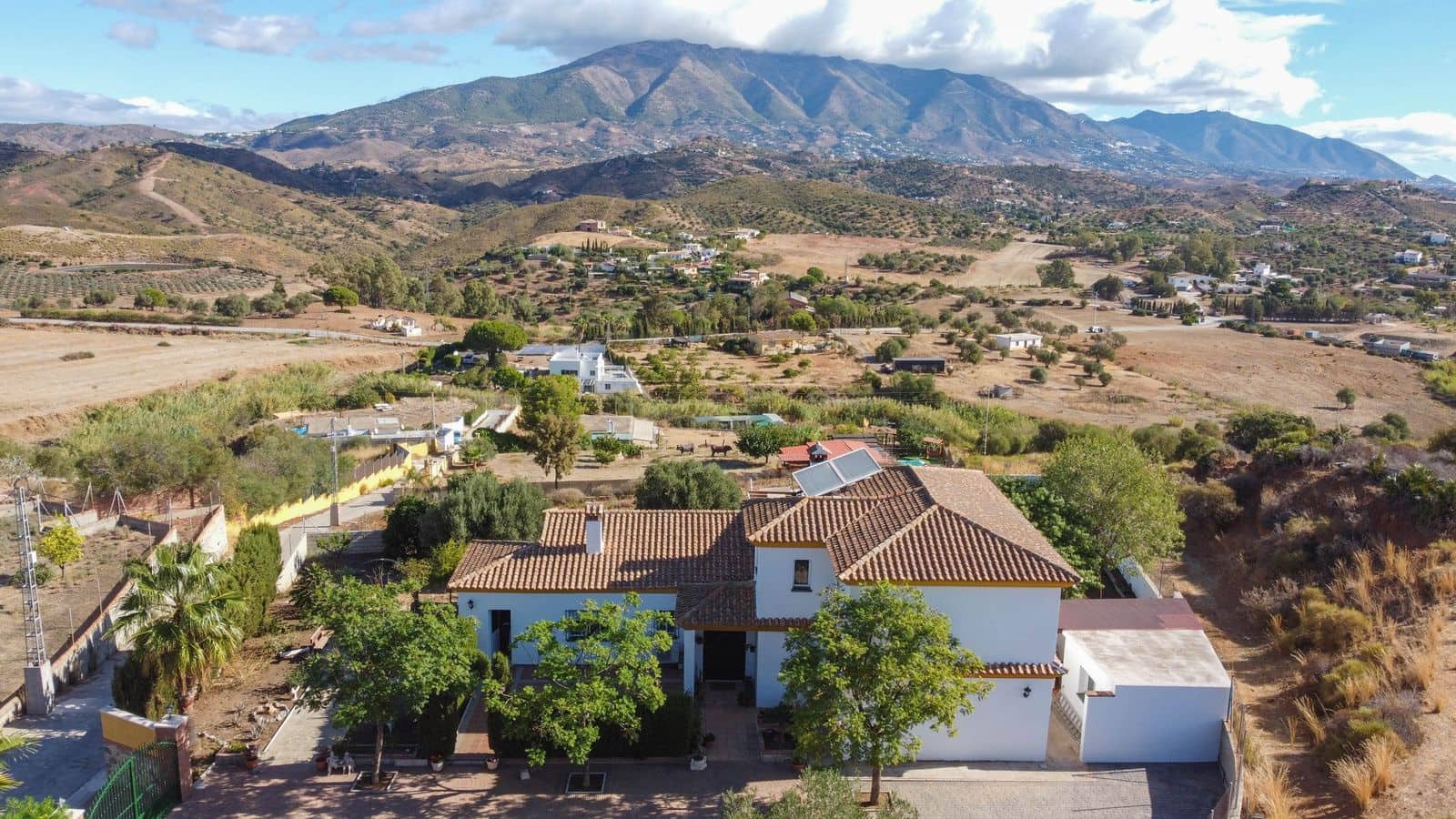 4 bedroom Villa for sale in Entrerrios with pool garage - € 890,000 (Ref: 9714153)