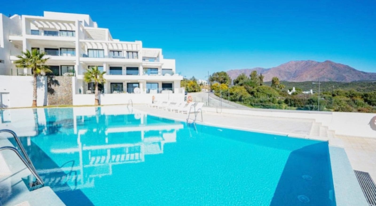 3 slaapkamer Penthouse te koop in Estepona met zwembad garage - € 649.000 (Ref: 9716589)