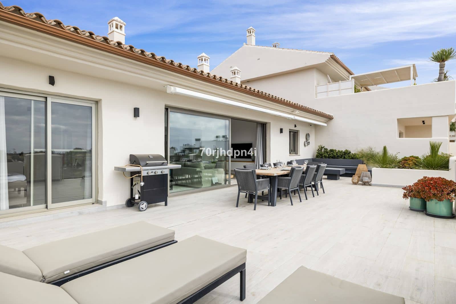 3 bedroom Penthouse for sale in Estepona with pool garage - € 750,000 (Ref: 9737179)