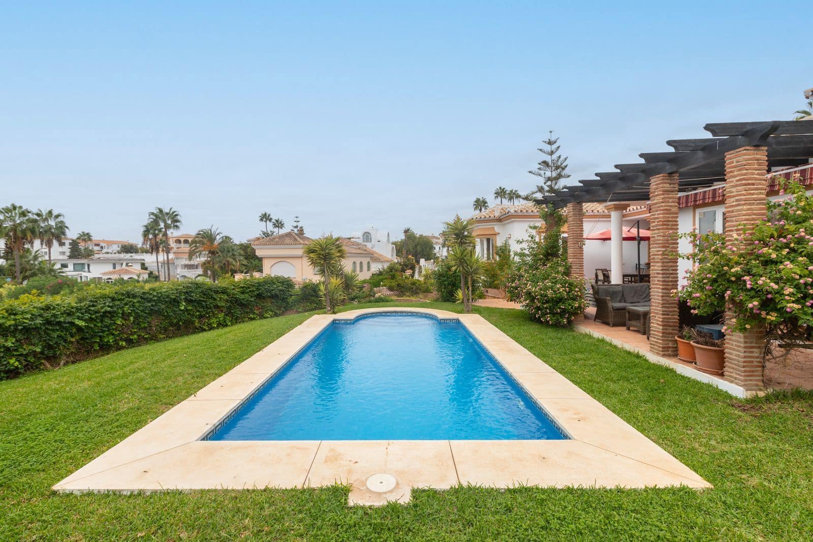 3 sypialnia Willa na sprzedaż w Riviera del Sol z basenem garażem - 900 000 € (Ref: 9753547)