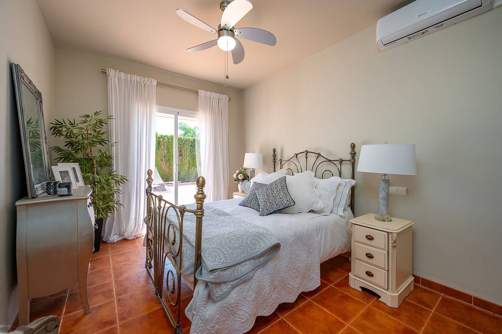 3 sypialnia Willa na sprzedaż w Coin z basenem garażem - 585 000 € (Ref: 9757927)