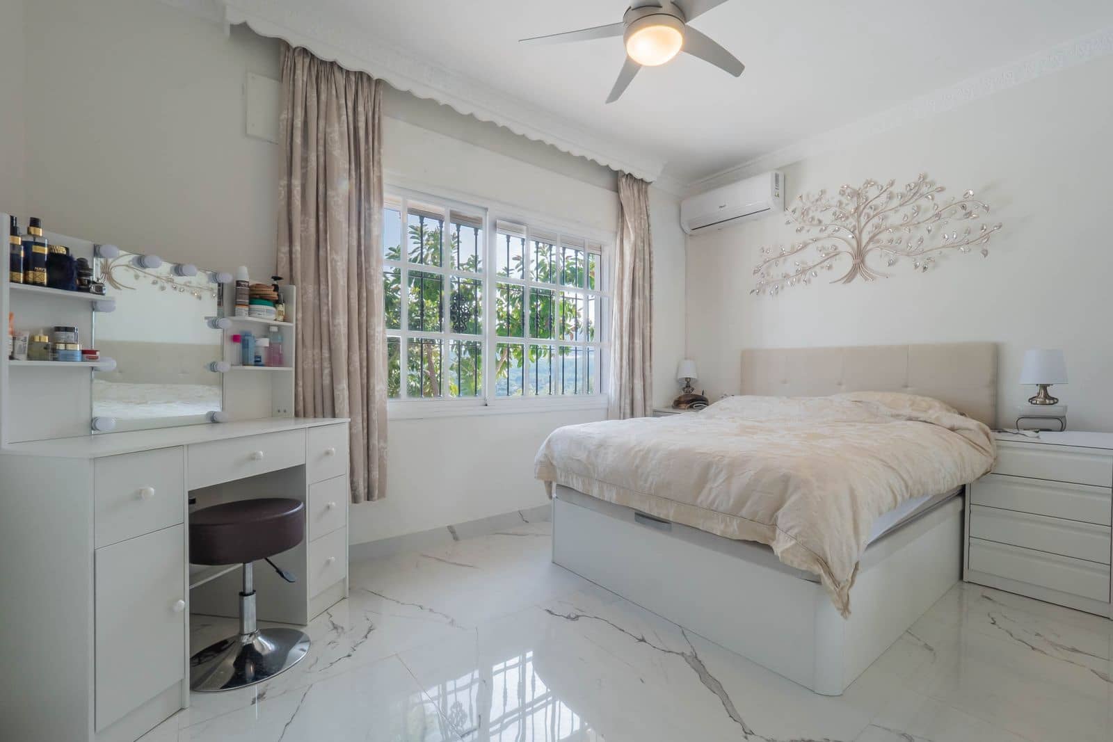 3 sypialnia Willa na sprzedaż w Coin z basenem garażem - 599 000 € (Ref: 9758098)