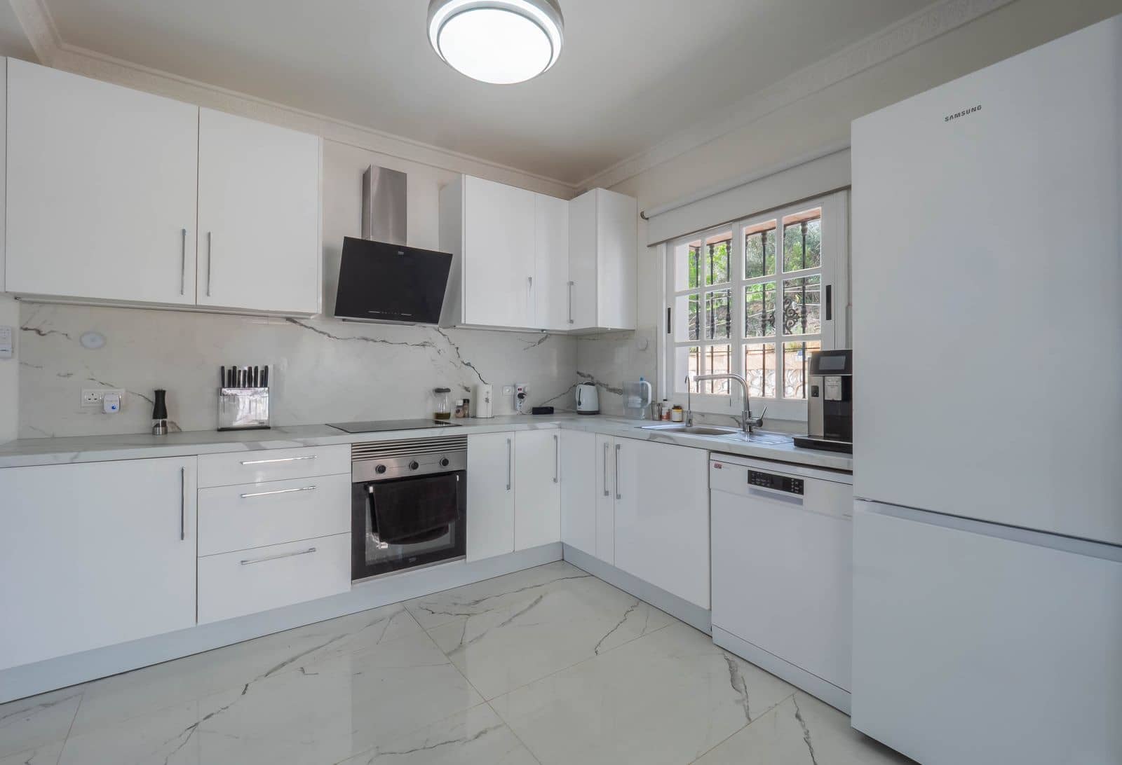 3 sypialnia Willa na sprzedaż w Coin z basenem garażem - 599 000 € (Ref: 9758098)