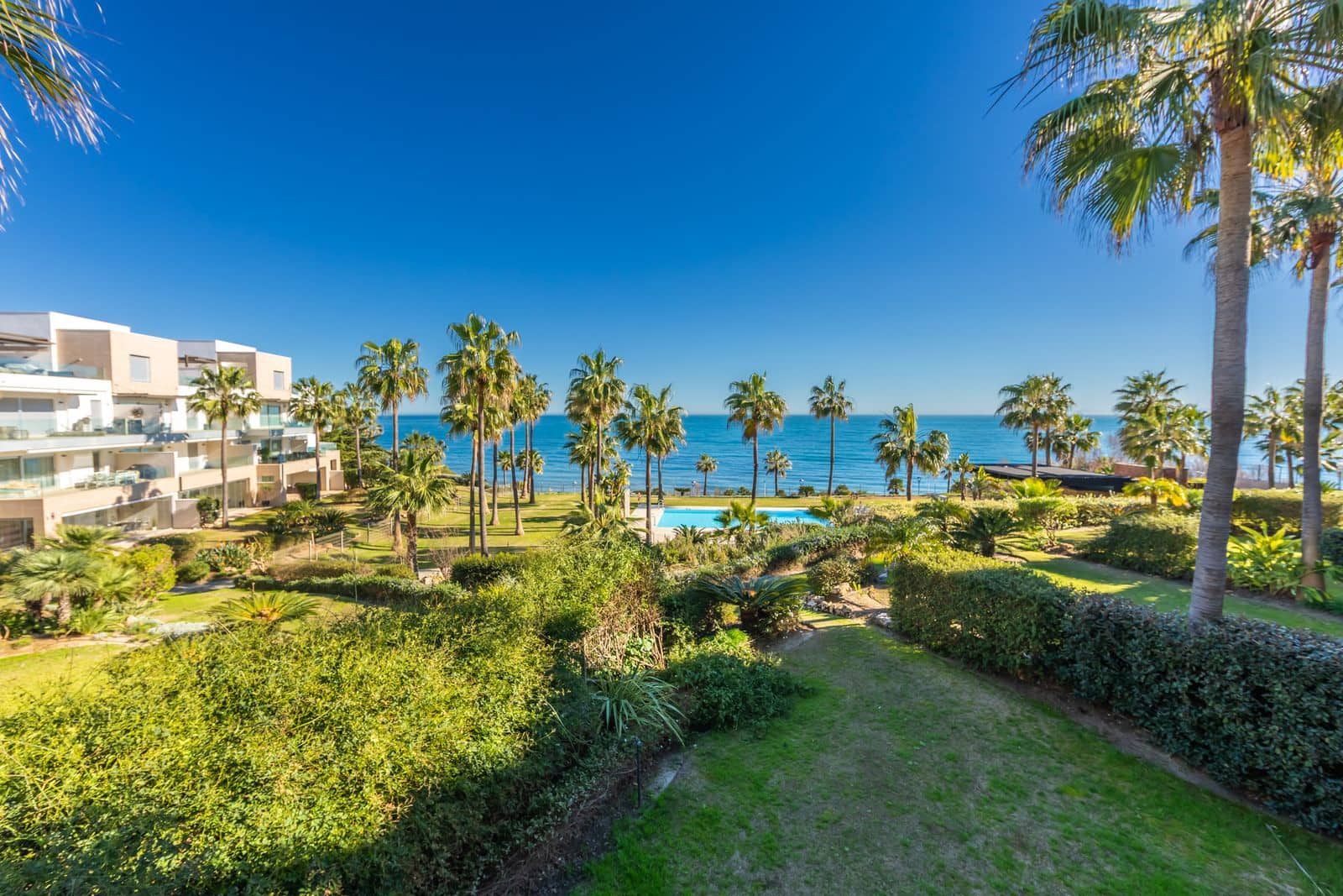 3 slaapkamer Strandappartement te koop in Estepona met zwembad garage - € 950.000 (Ref: 9777209)
