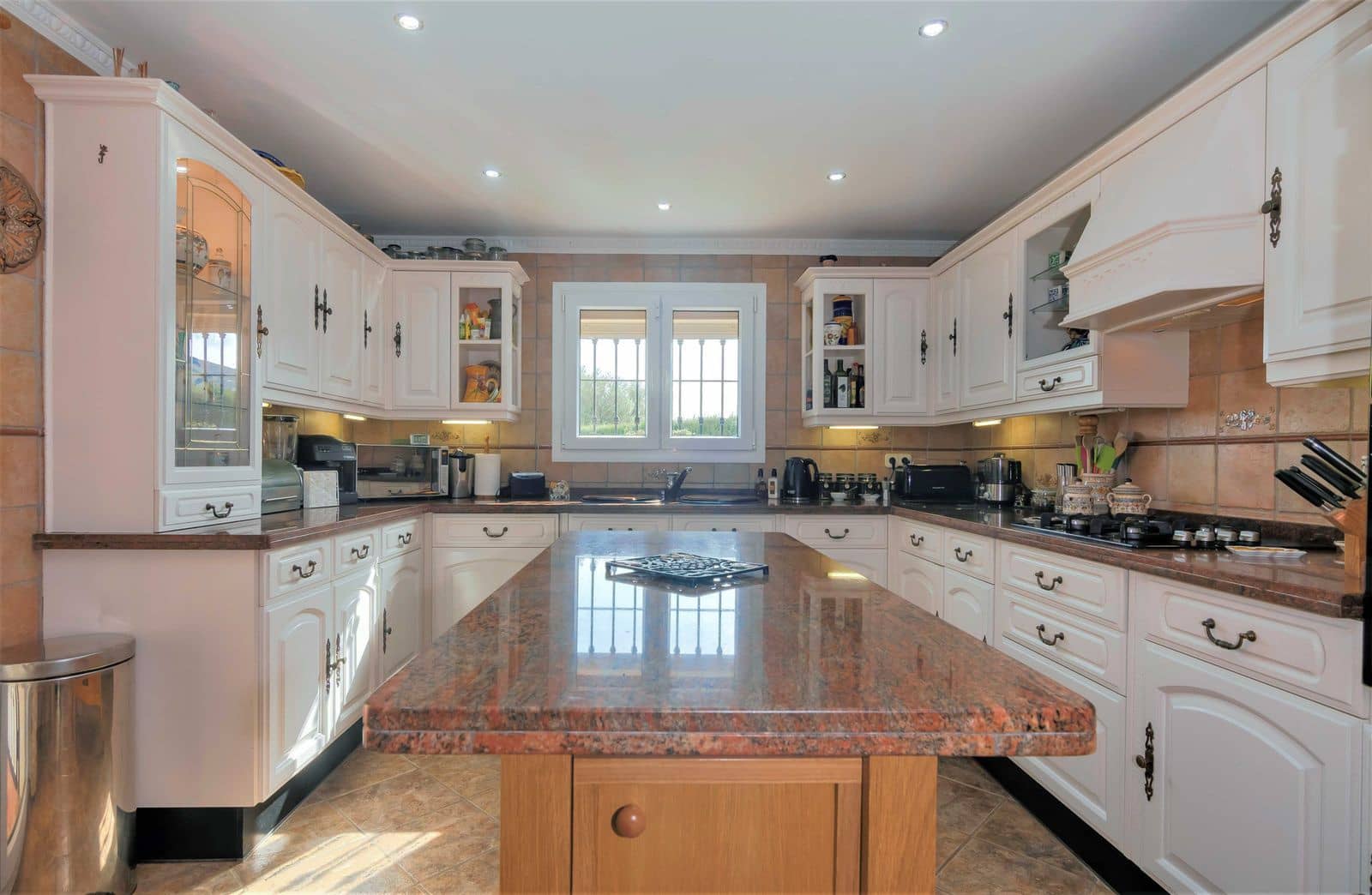 4 sypialnia Willa na sprzedaż w Estepona z basenem garażem - 765 000 € (Ref: 9787816)