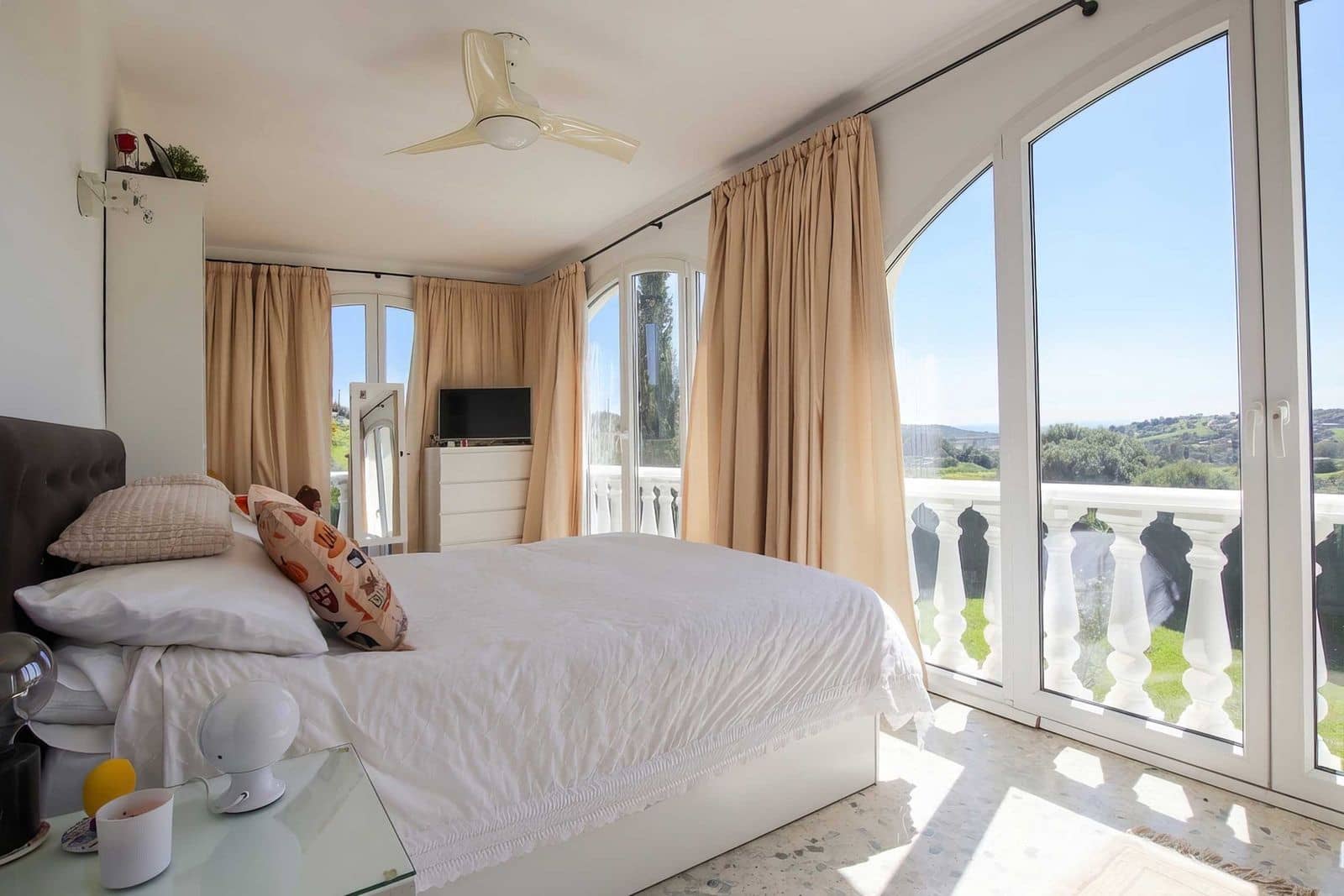 4 sypialnia Willa na sprzedaż w Estepona z basenem garażem - 765 000 € (Ref: 9787816)