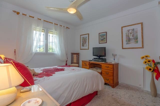 4 sypialnia Willa na sprzedaż w Estepona z basenem garażem - 765 000 € (Ref: 9787816)