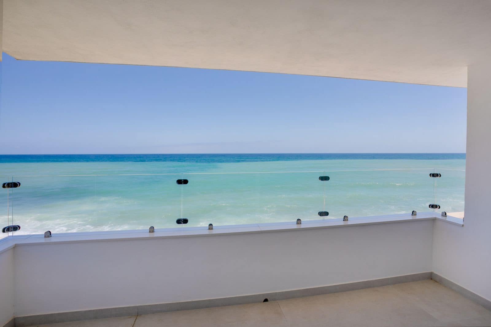 3 sypialnia Willa na sprzedaż w Estepona z basenem garażem - 1 100 000 € (Ref: 9789728)