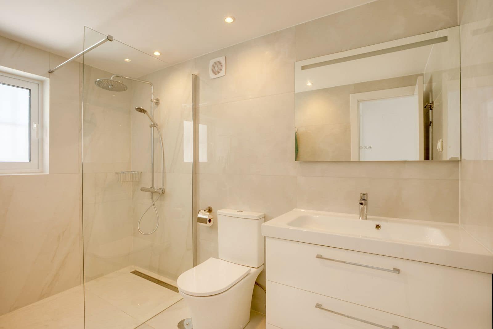 3 sypialnia Willa na sprzedaż w Estepona z basenem garażem - 1 100 000 € (Ref: 9789728)