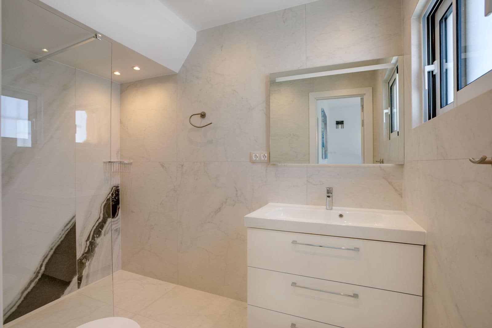 3 sypialnia Willa na sprzedaż w Estepona z basenem garażem - 1 100 000 € (Ref: 9789728)