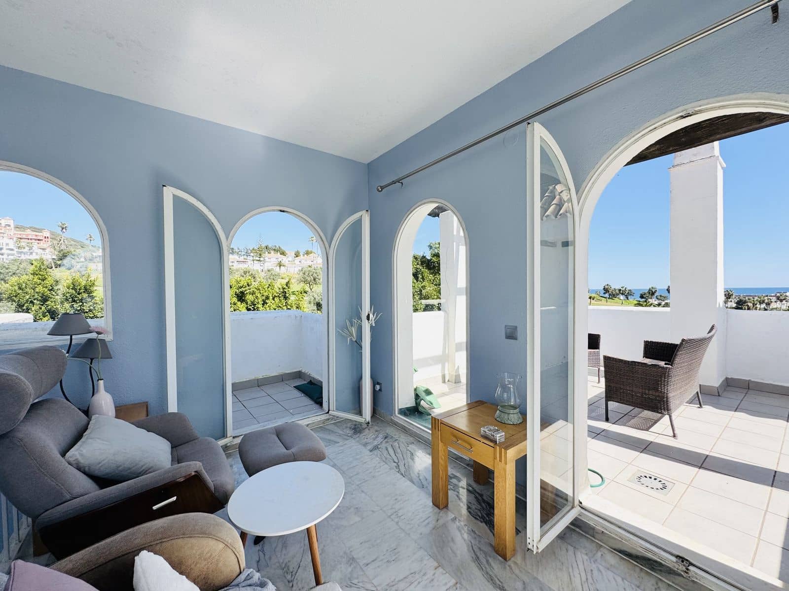 4 sypialnia Dom na sprzedaż w La Duquesa / Puerto de la Duquesa z basenem garażem - 475 000 € (Ref: 9795590)