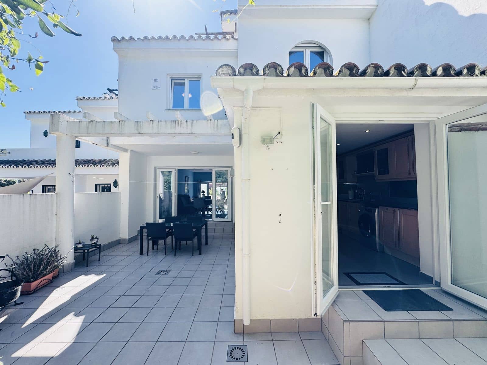 4 sypialnia Dom na sprzedaż w La Duquesa / Puerto de la Duquesa z basenem garażem - 475 000 € (Ref: 9795590)
