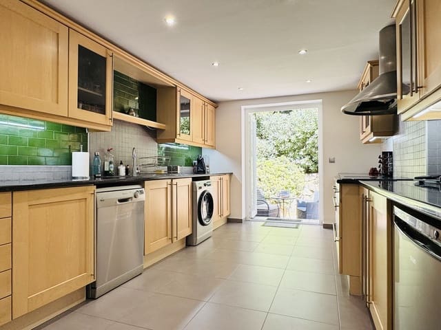 4 sypialnia Dom na sprzedaż w La Duquesa / Puerto de la Duquesa, Manilva z basenem garażem - 475 000 € (Ref: 9795590)