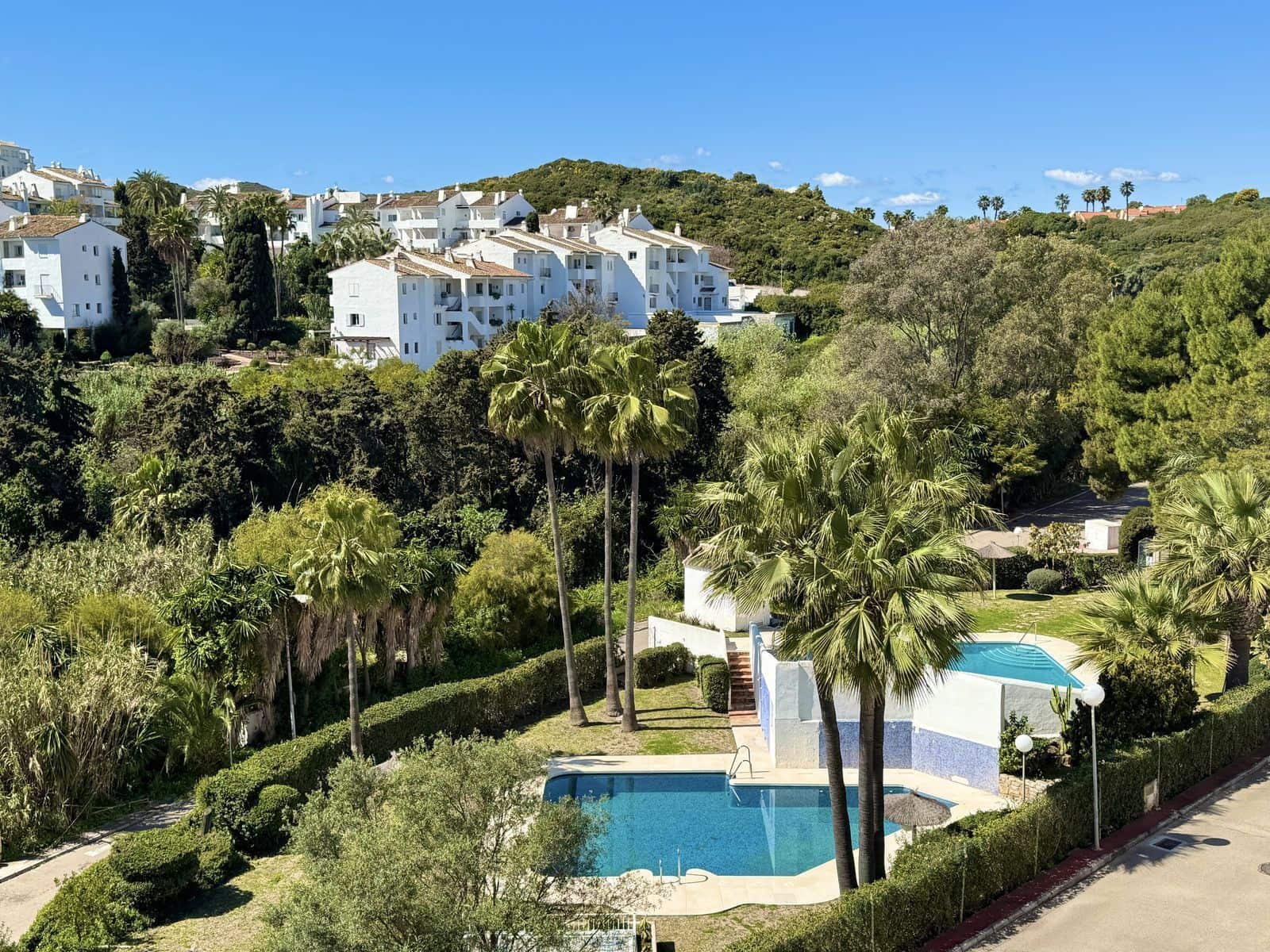 4 sypialnia Dom na sprzedaż w La Duquesa / Puerto de la Duquesa z basenem garażem - 475 000 € (Ref: 9795590)