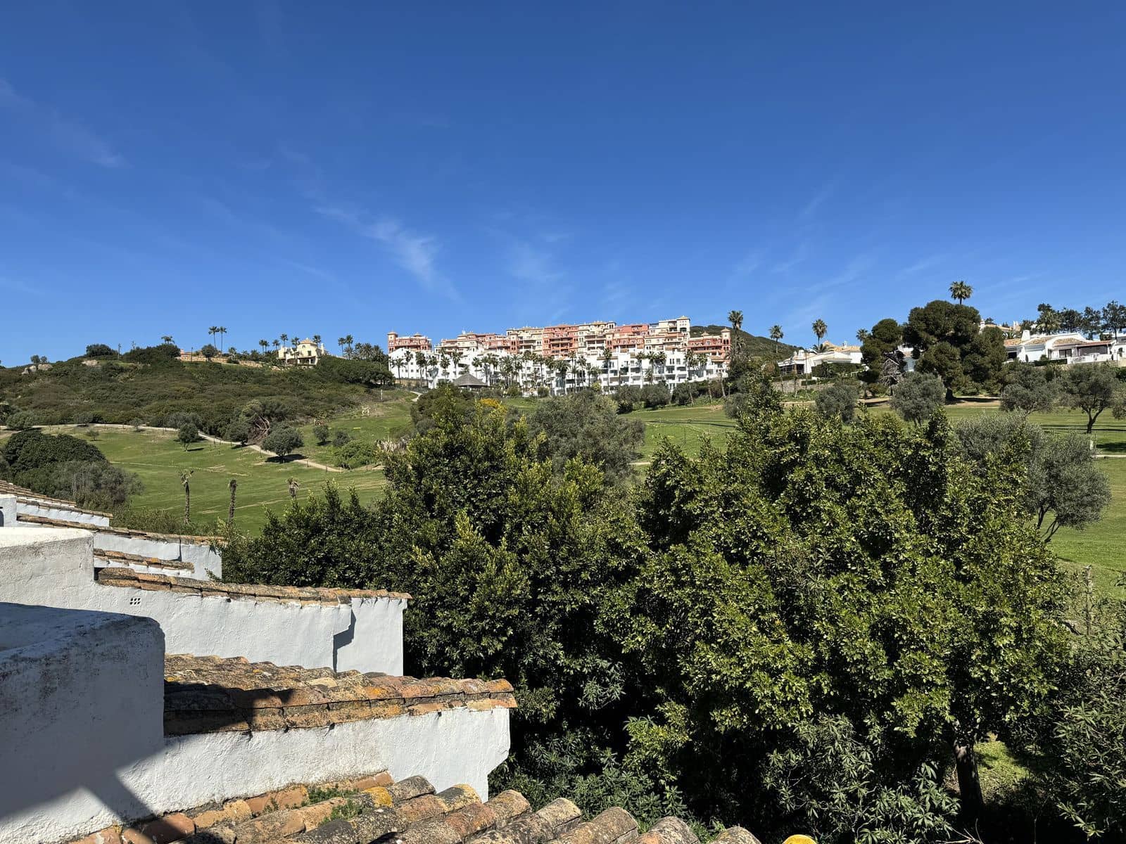 4 sypialnia Dom na sprzedaż w La Duquesa / Puerto de la Duquesa z basenem garażem - 475 000 € (Ref: 9795590)