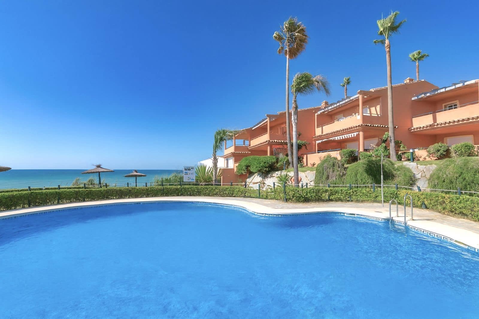 3 soveværelse Byhus til salg i Estepona med swimmingpool garage - € 749.000 (Ref: 9795592)