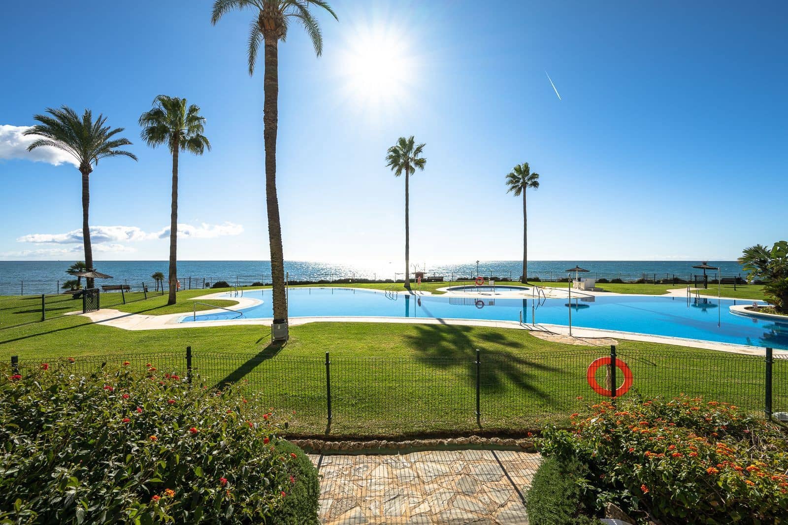 2 bedroom Beach Apartment for sale in Calahonda with pool garage - € 685,000 (Ref: 9802964)