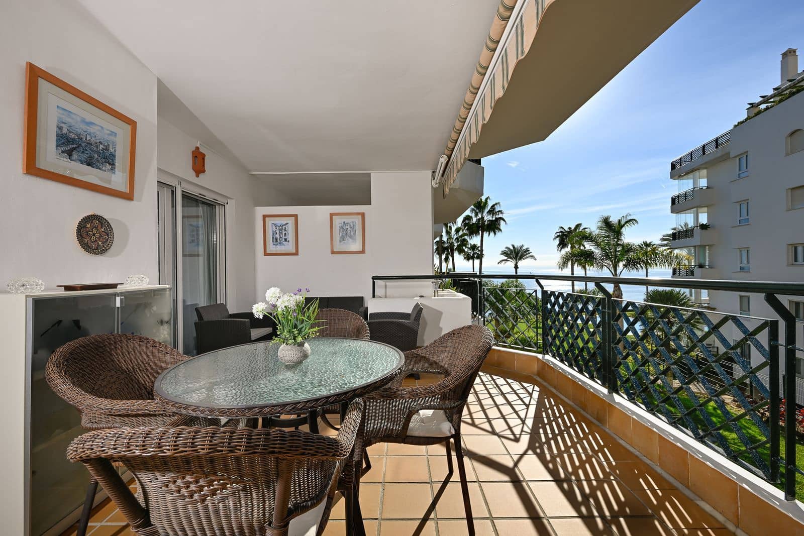 2 bedroom Beach Apartment for sale in Calahonda with pool garage - € 685,000 (Ref: 9802964)