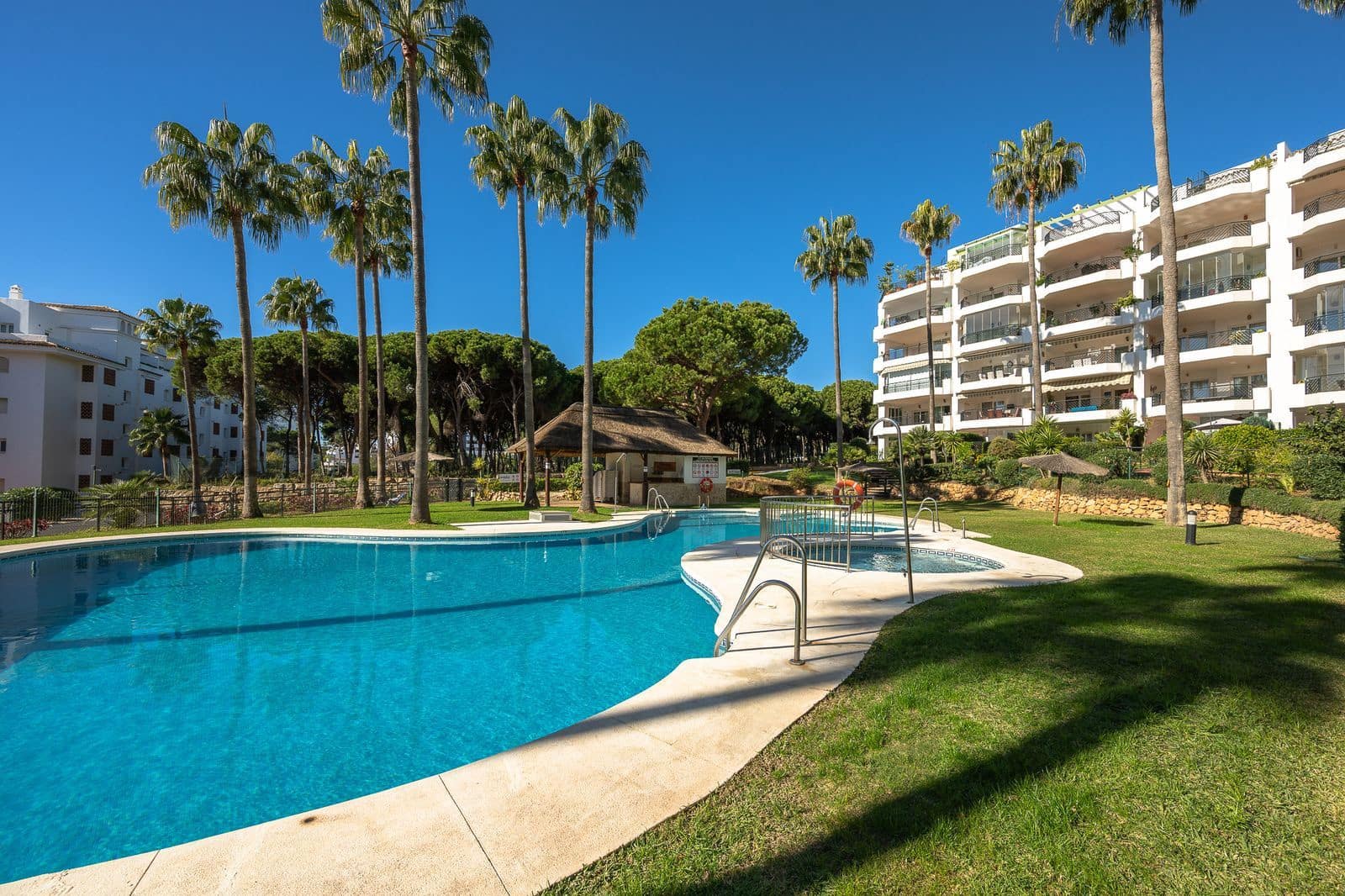 2 bedroom Beach Apartment for sale in Calahonda with pool garage - € 685,000 (Ref: 9802964)
