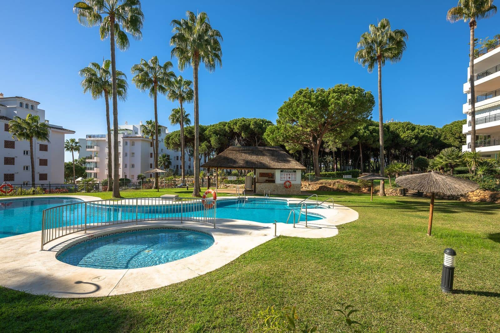 2 bedroom Beach Apartment for sale in Calahonda with pool garage - € 685,000 (Ref: 9802964)