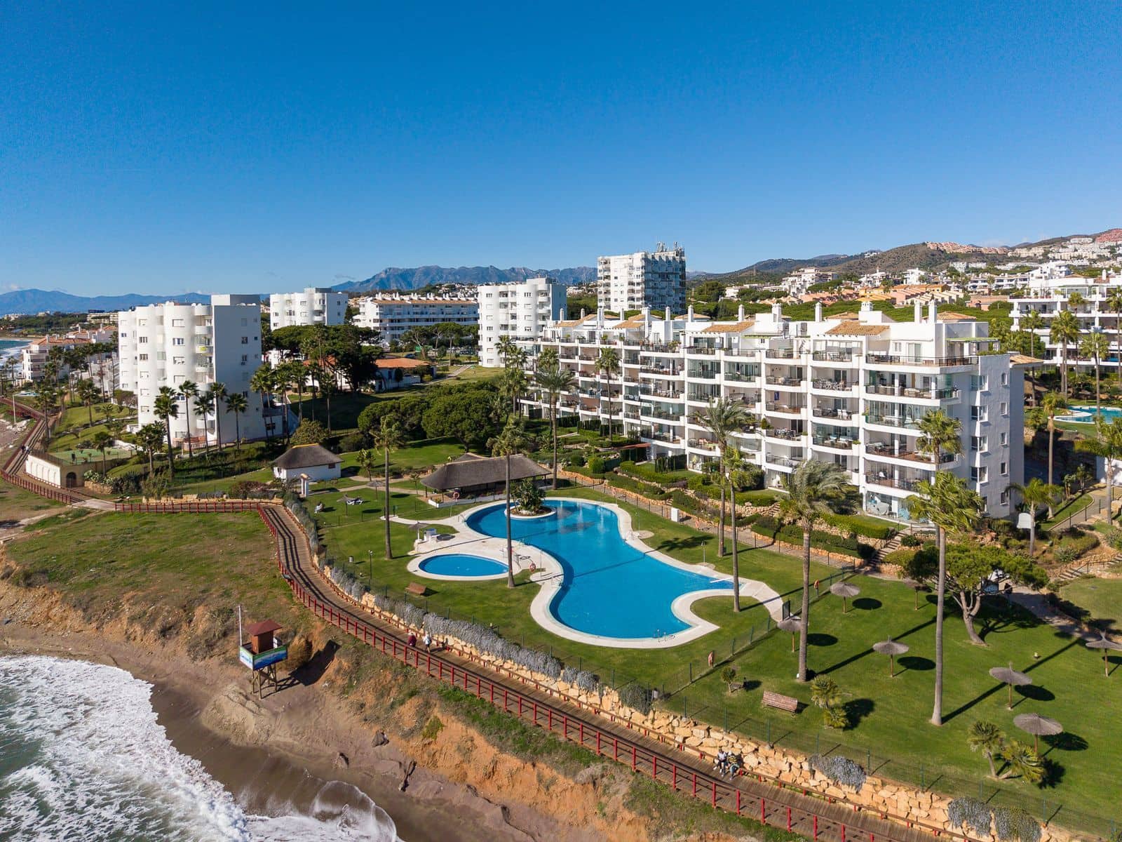 2 bedroom Beach Apartment for sale in Calahonda with pool garage - € 685,000 (Ref: 9802964)