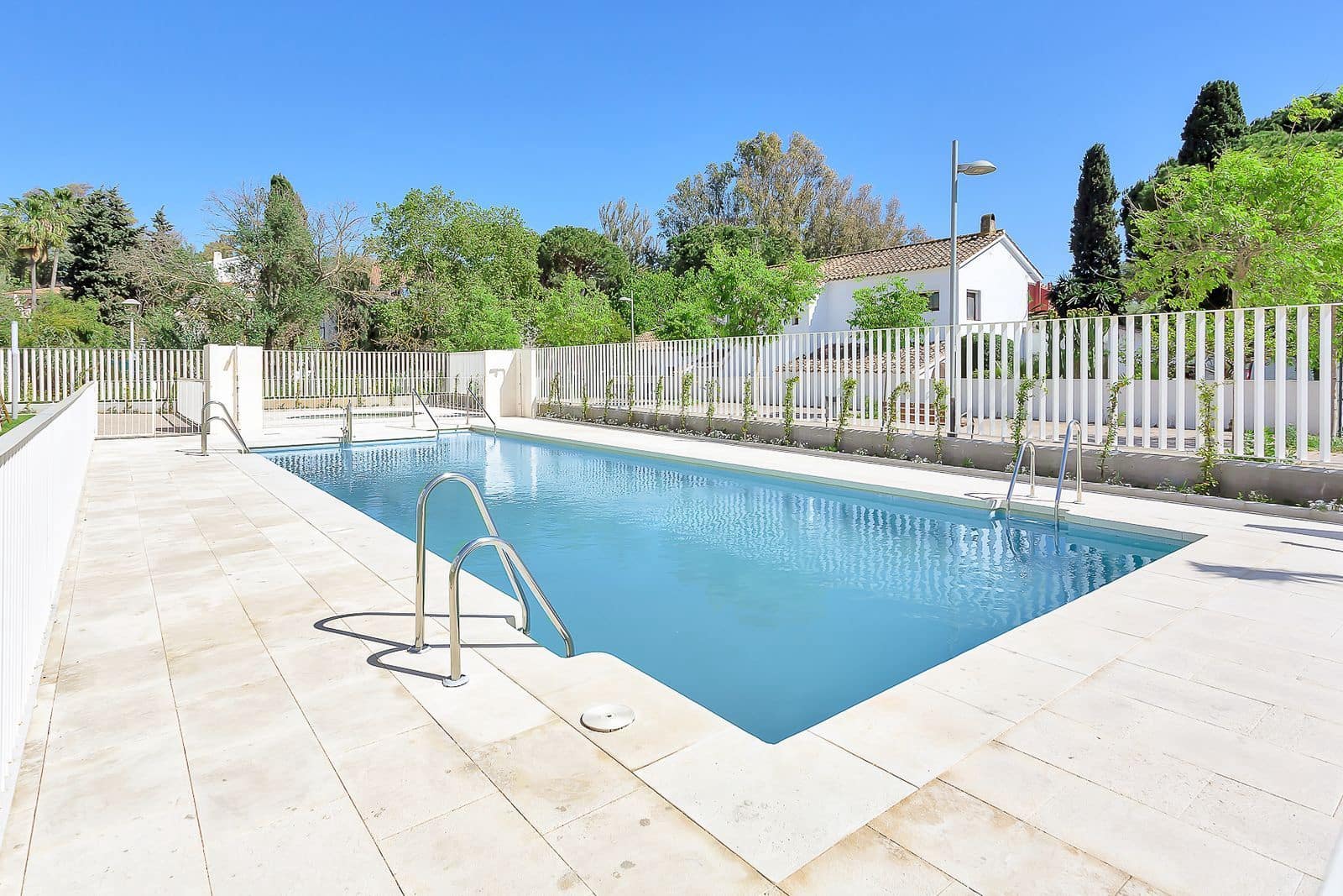 2 soveværelse Strandlejlighed til salg i Elviria med swimmingpool garage - € 634.900 (Ref: 9830246)