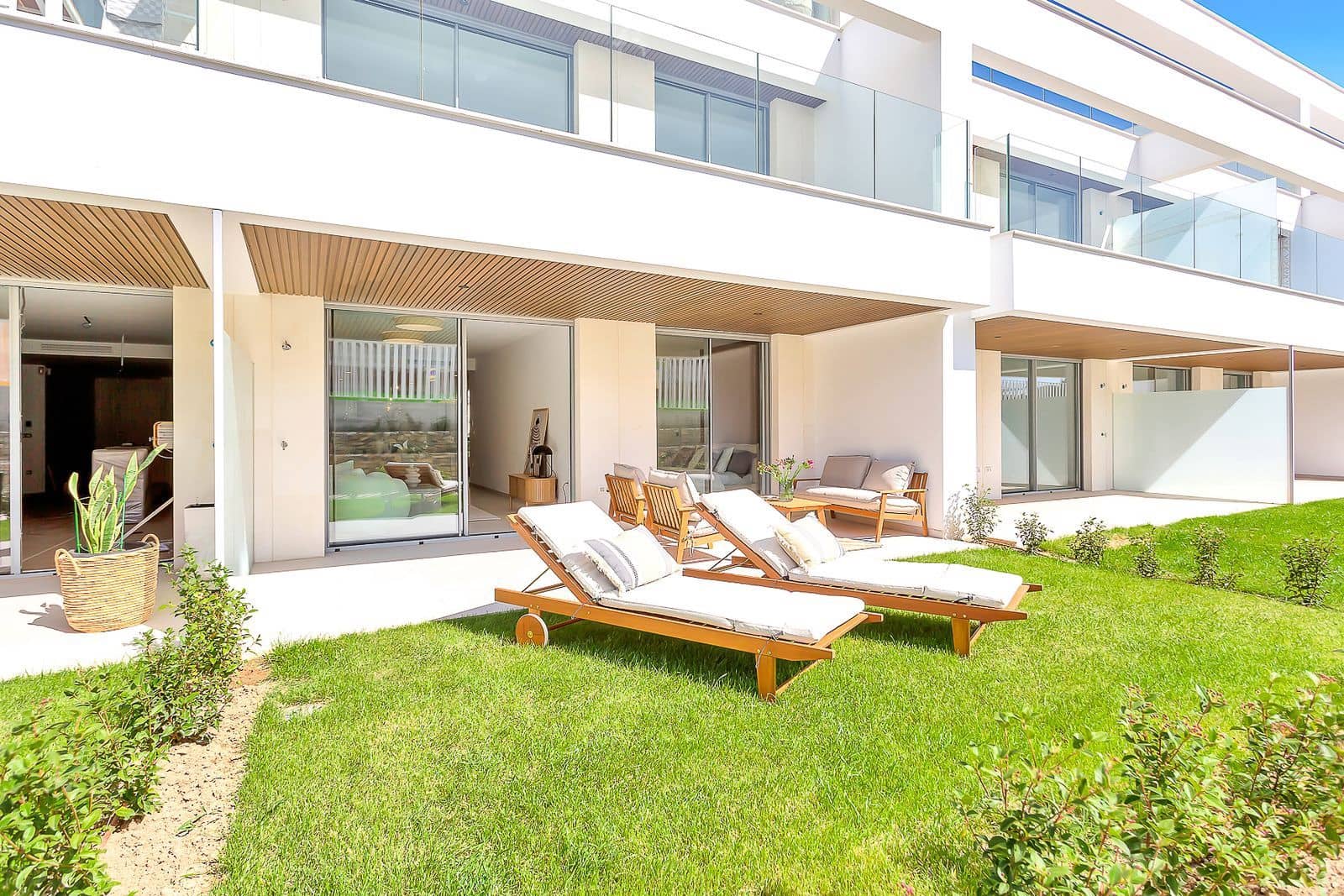 2 soveværelse Strandlejlighed til salg i Elviria med swimmingpool garage - € 634.900 (Ref: 9830246)