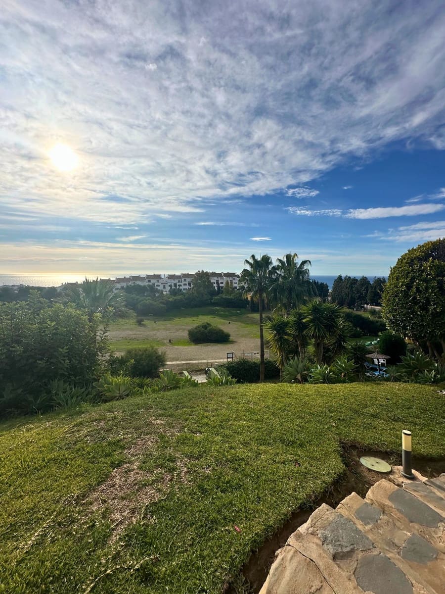 2 bedroom Apartment for sale in Calahonda with pool garage - € 399,000 (Ref: 9832842)