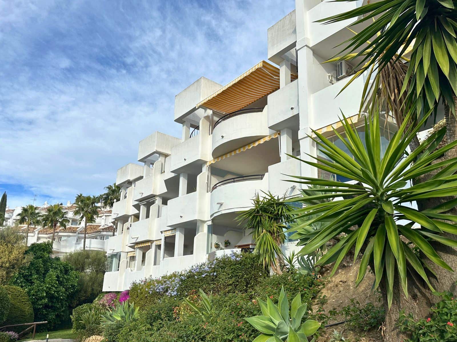 2 bedroom Apartment for sale in Calahonda with pool garage - € 399,000 (Ref: 9832842)
