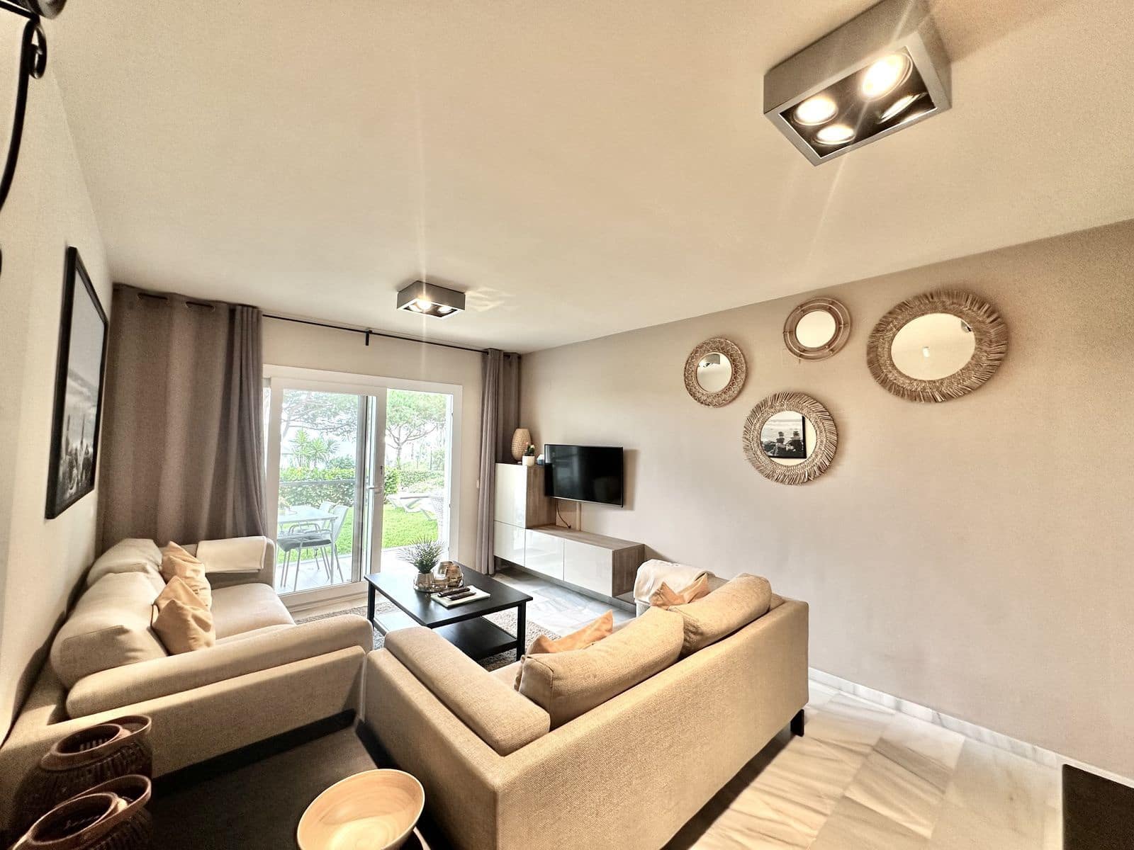 2 slaapkamer Strandappartement te koop in Calahonda met zwembad garage - € 848.000 (Ref: 9832846)