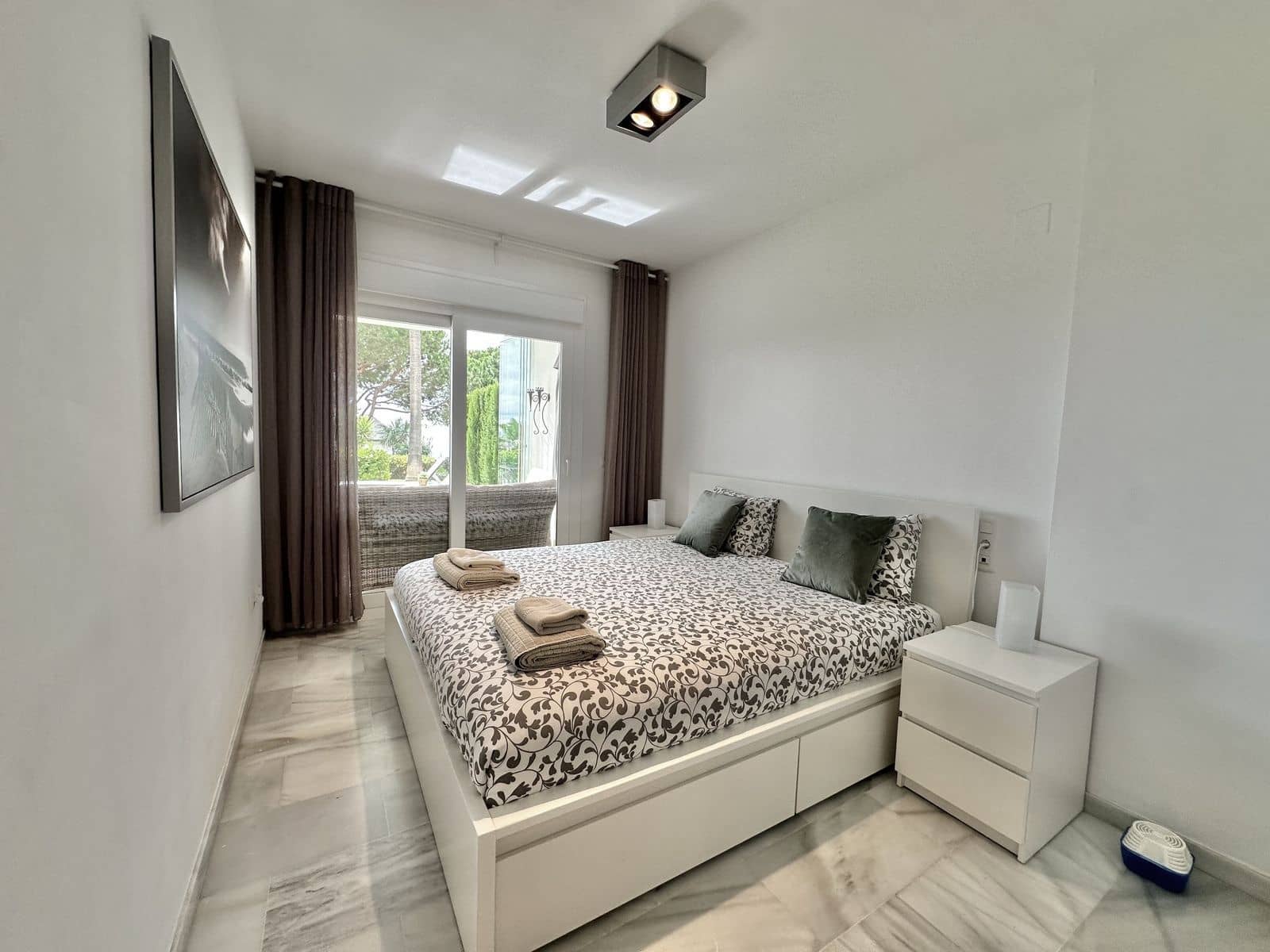2 slaapkamer Strandappartement te koop in Calahonda met zwembad garage - € 848.000 (Ref: 9832846)