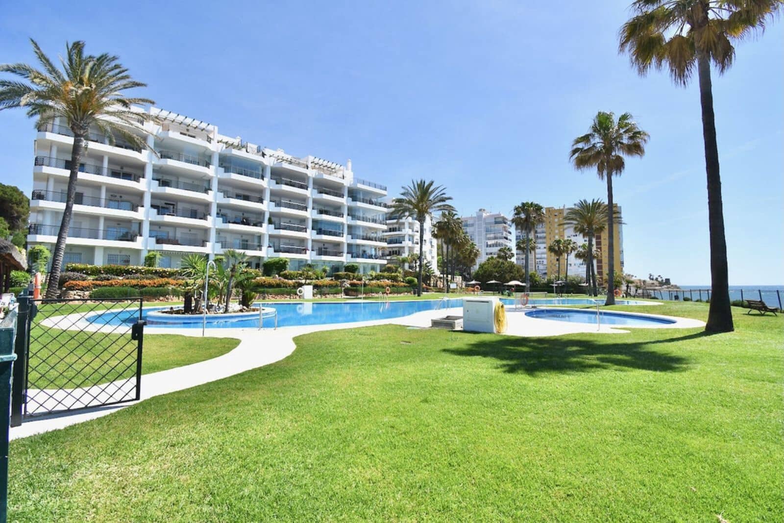 2 slaapkamer Strandappartement te koop in Calahonda met zwembad garage - € 848.000 (Ref: 9832846)