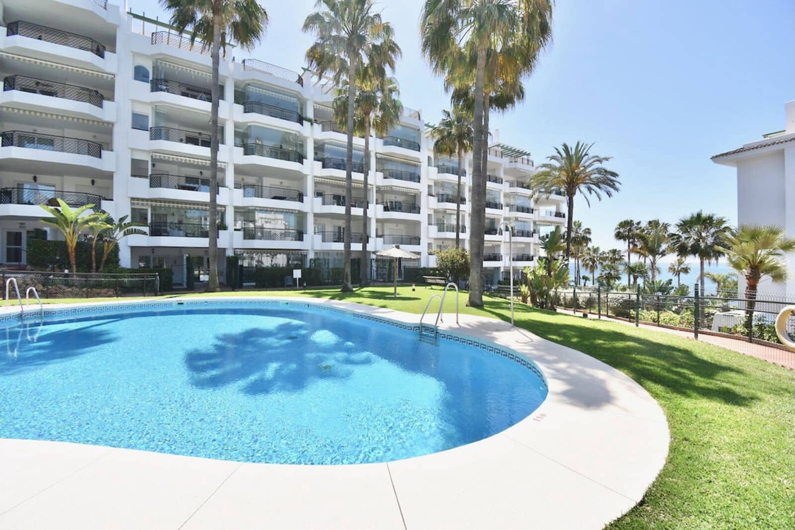 2 slaapkamer Strandappartement te koop in Calahonda met zwembad garage - € 848.000 (Ref: 9832846)