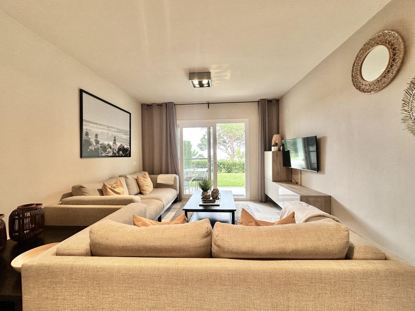 2 slaapkamer Strandappartement te koop in Calahonda met zwembad garage - € 848.000 (Ref: 9832846)