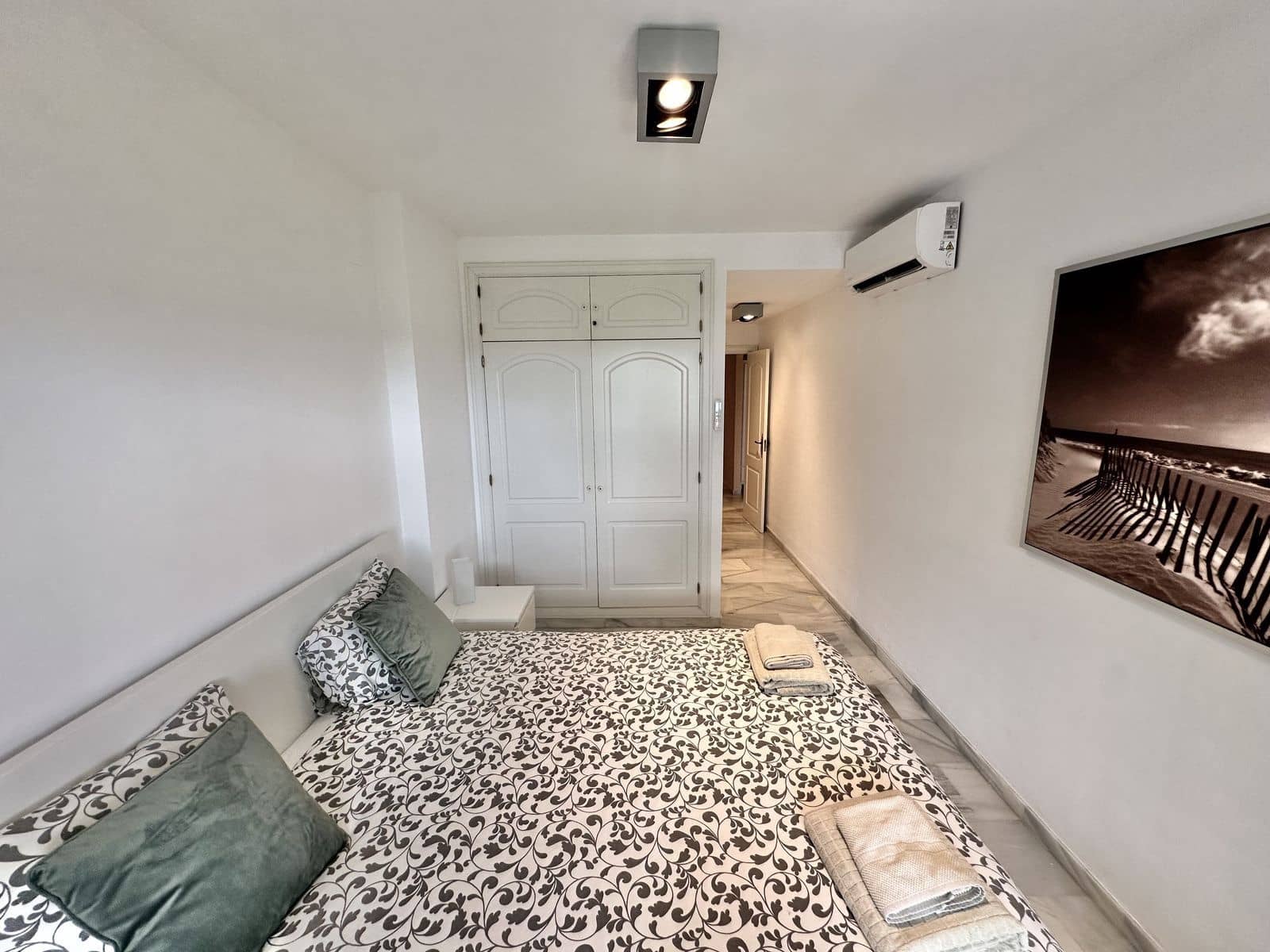 2 slaapkamer Strandappartement te koop in Calahonda met zwembad garage - € 848.000 (Ref: 9832846)
