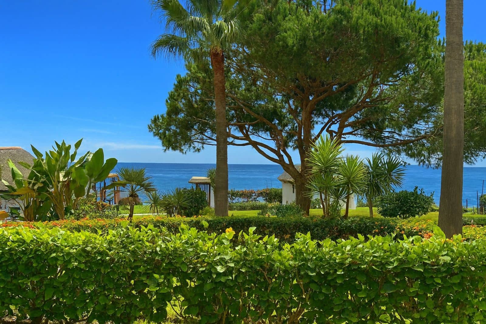 2 slaapkamer Strandappartement te koop in Calahonda met zwembad garage - € 848.000 (Ref: 9832846)