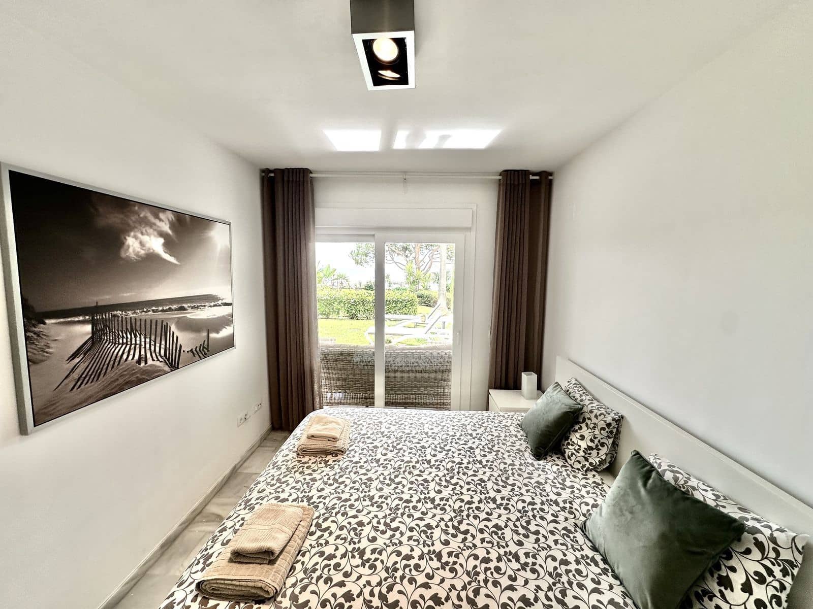 2 slaapkamer Strandappartement te koop in Calahonda met zwembad garage - € 848.000 (Ref: 9832846)