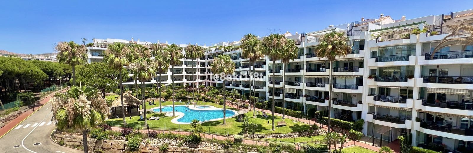 2 slaapkamer Strandappartement te koop in Calahonda met zwembad garage - € 945.000 (Ref: 9832880)