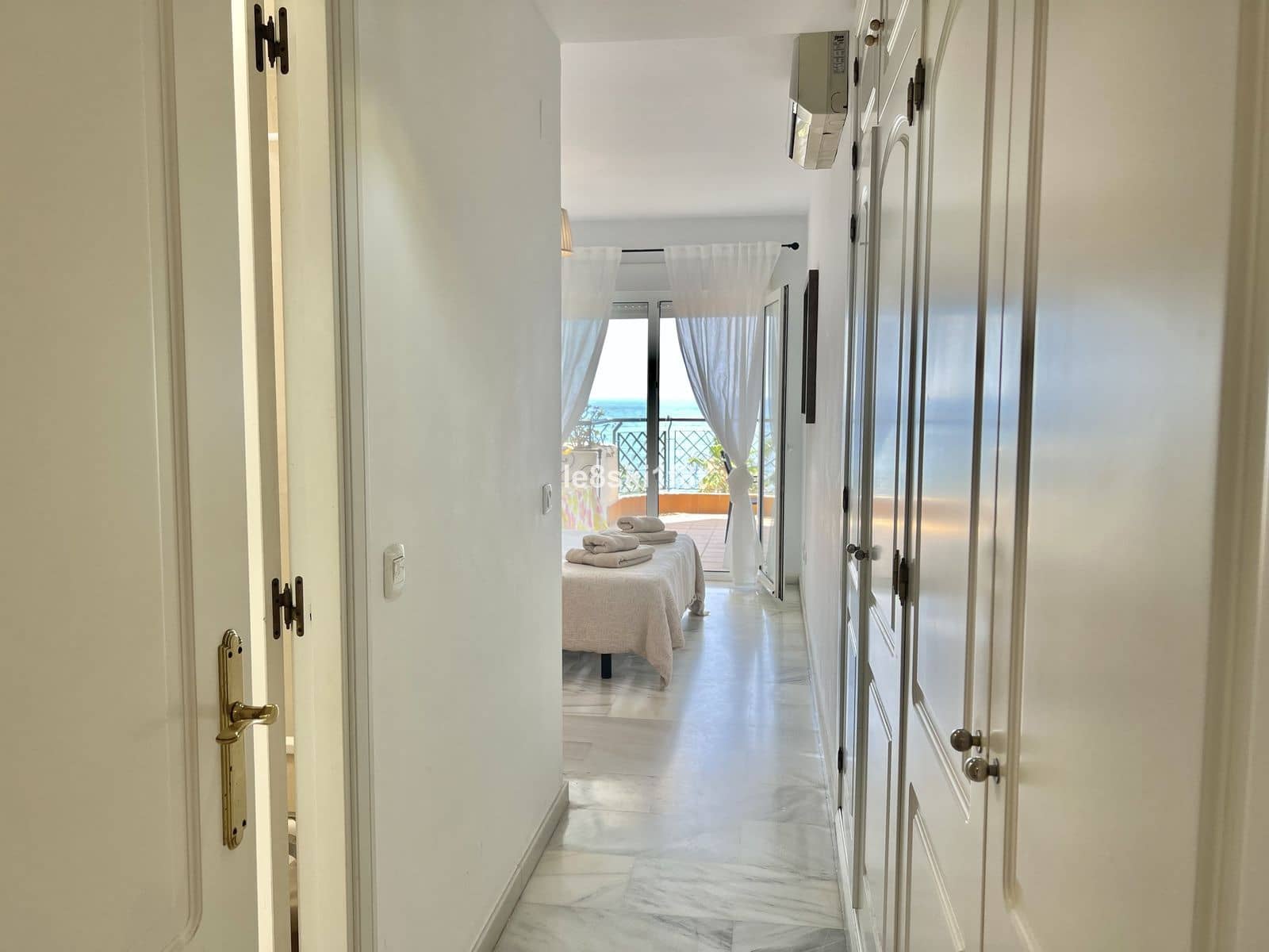2 slaapkamer Strandappartement te koop in Calahonda met zwembad garage - € 945.000 (Ref: 9832880)