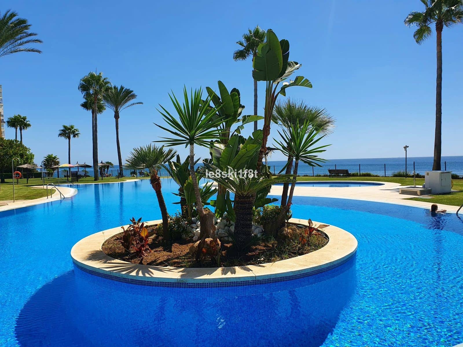 2 slaapkamer Strandappartement te koop in Calahonda met zwembad garage - € 945.000 (Ref: 9832880)