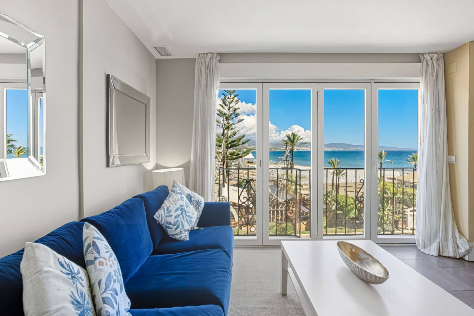2 bedroom Beach Apartment for sale in Puerto Banus with pool - € 635,000 (Ref: 9838492)