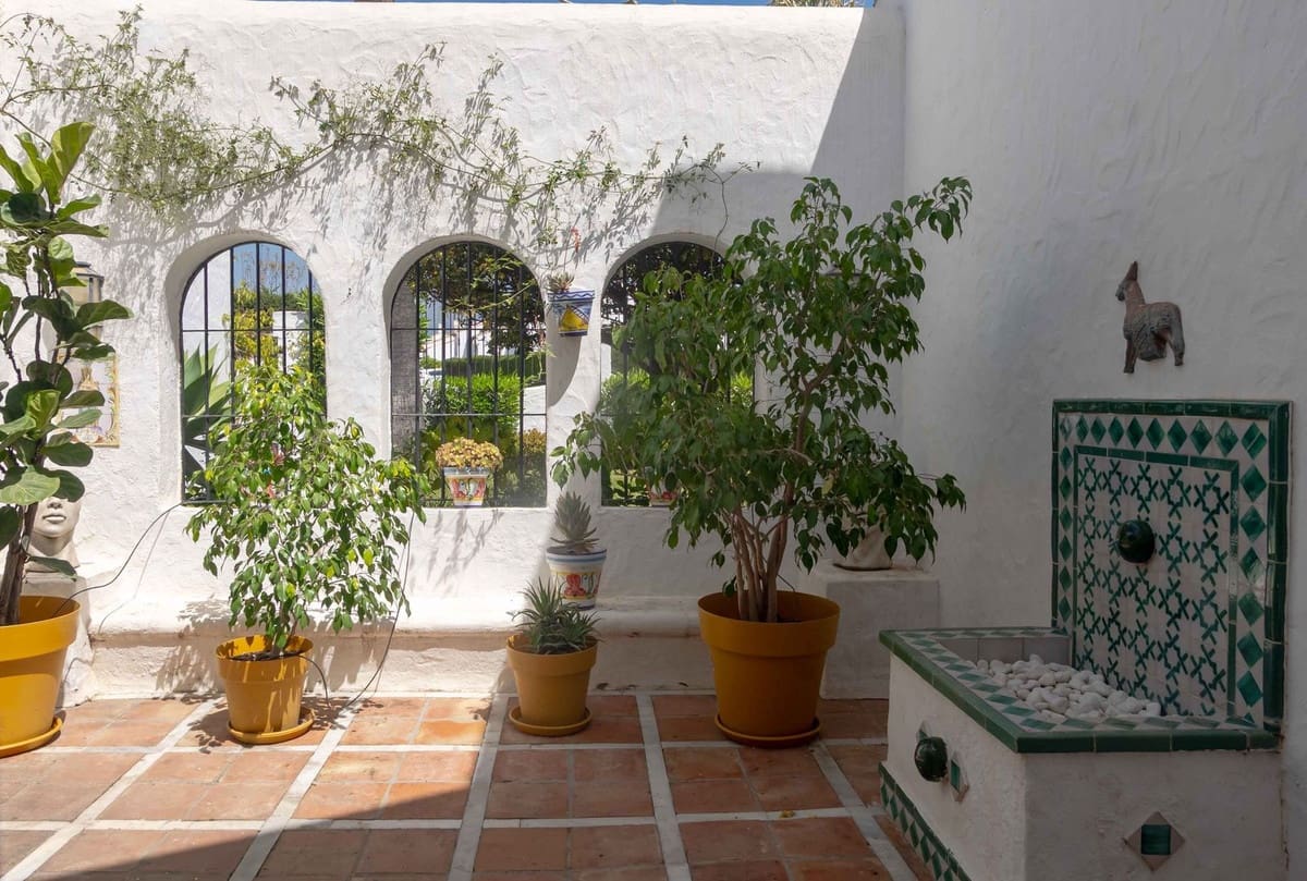 5 bedroom Villa for sale in Bel-Air with pool garage - € 1,650,000 (Ref: 9841693)