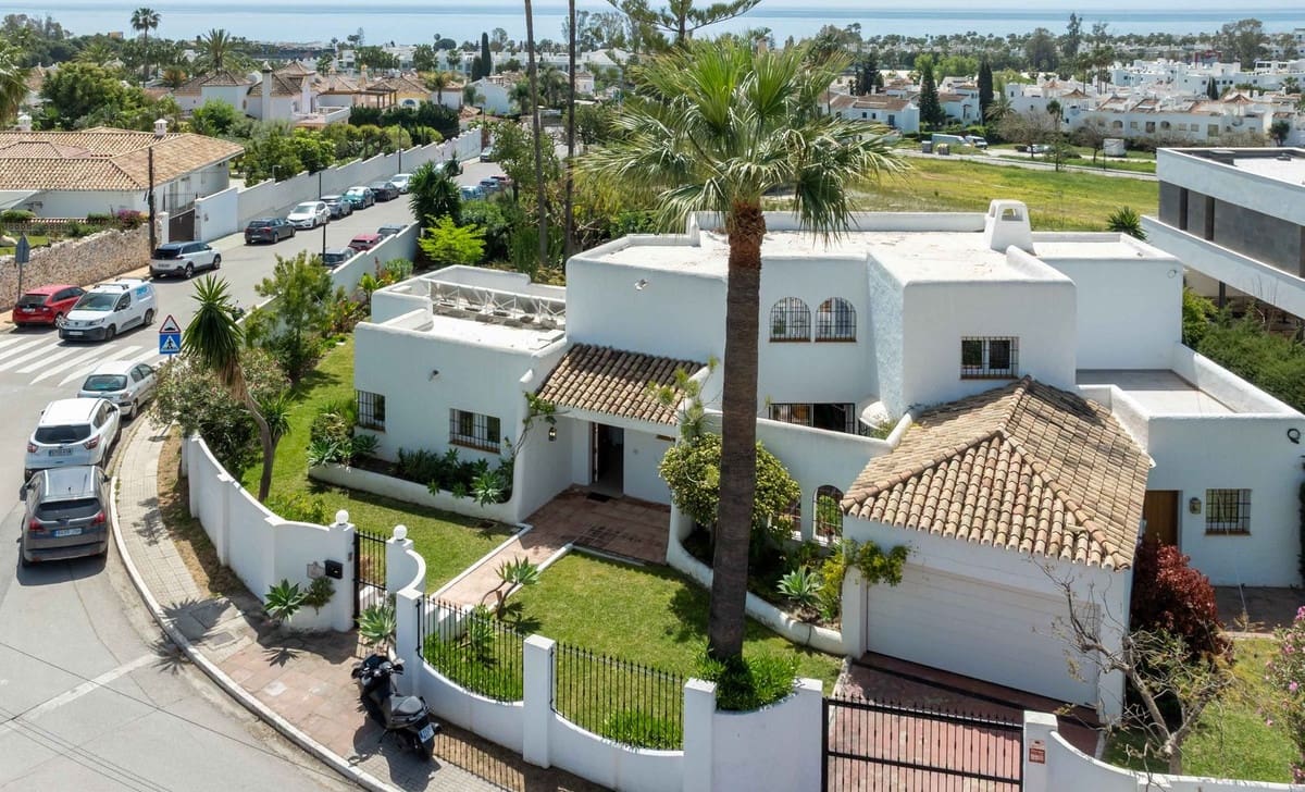 5 bedroom Villa for sale in Bel-Air with pool garage - € 1,650,000 (Ref: 9841693)