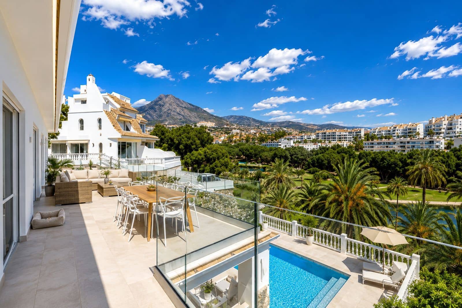 5 soveværelse Villa til salg i Torrequebrada med swimmingpool garage - € 1.830.000 (Ref: 9850028)