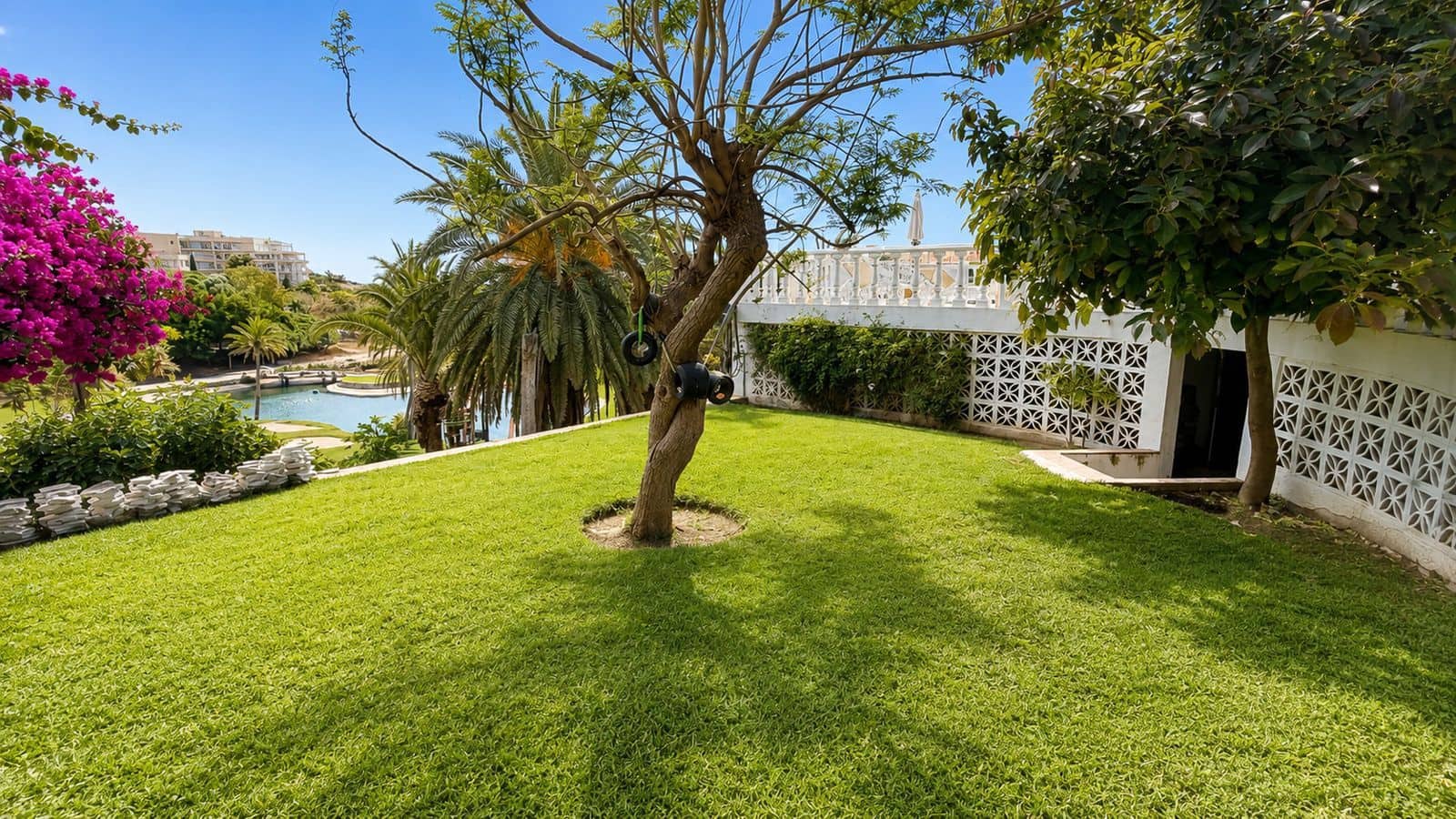 5 soveværelse Villa til salg i Torrequebrada med swimmingpool garage - € 1.830.000 (Ref: 9850028)