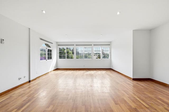 4 soveværelse Semi-Rækkehus til salg i Nueva Andalucia, Marbella med swimmingpool garage - € 625.000 (Ref: 9867744)