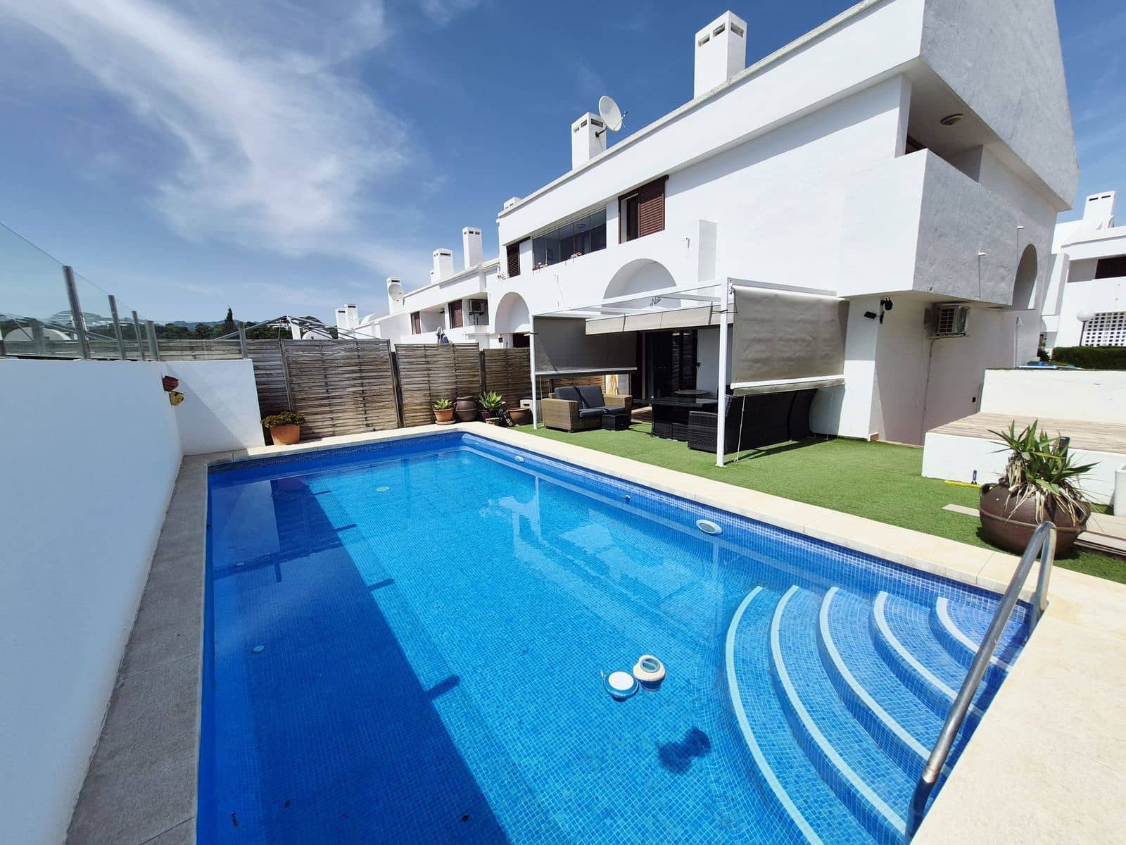3 soveværelse Semi-Rækkehus til salg i La Cala de Mijas med swimmingpool garage - € 799.000 (Ref: 9892914)