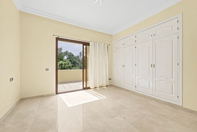 4 bedroom Villa for sale in Hacienda Las Chapas, Marbella with pool garage - € 1,600,000 (Ref: 9953294)