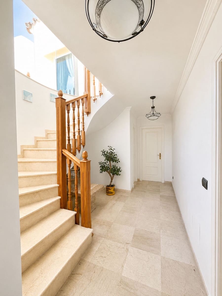 3 bedroom Villa for sale in Calahonda with pool garage - € 995,000 (Ref: 9969012)